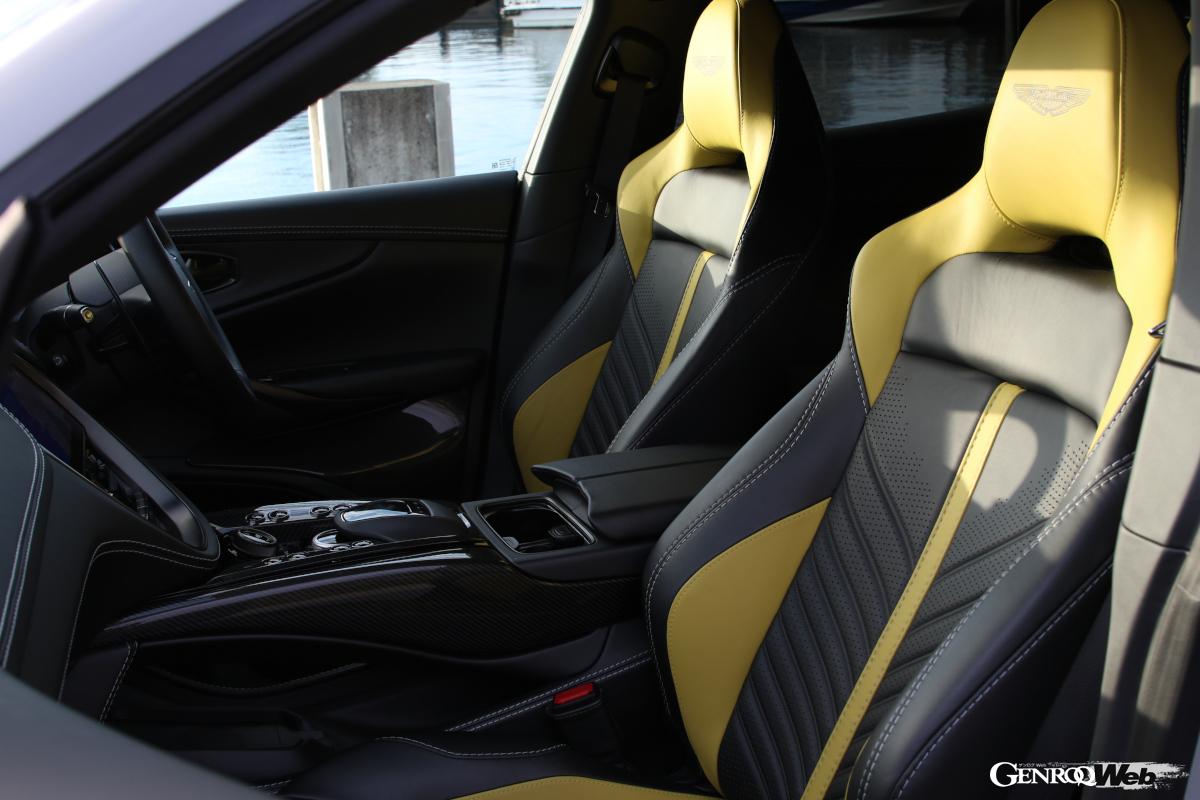 スポーティなインテリアはまさにアストンマーティン。SUVでありながら多くのエアロパーツが装着されるエクステリアも印象的だ。