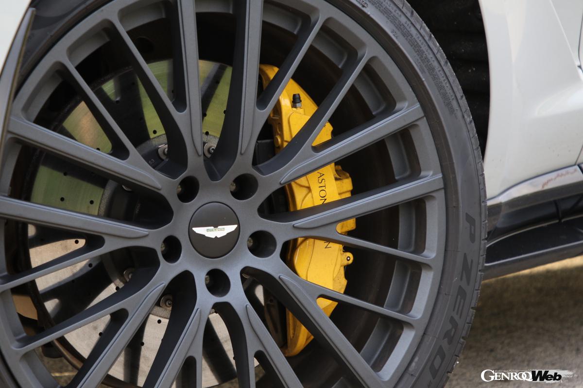 エンジンの最高出力はなんと707PSにも達する。それを受け止めるブレーキキャリパーは巨大だ。