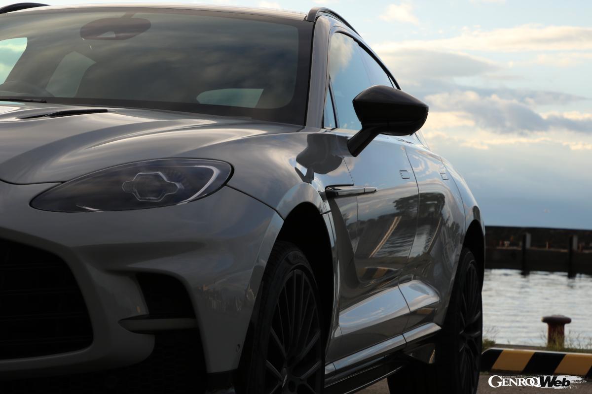 片道400kmを辛いと感じさせないDBXの走りと抑揚のついた美しいスタイリングも大きな魅力だ。