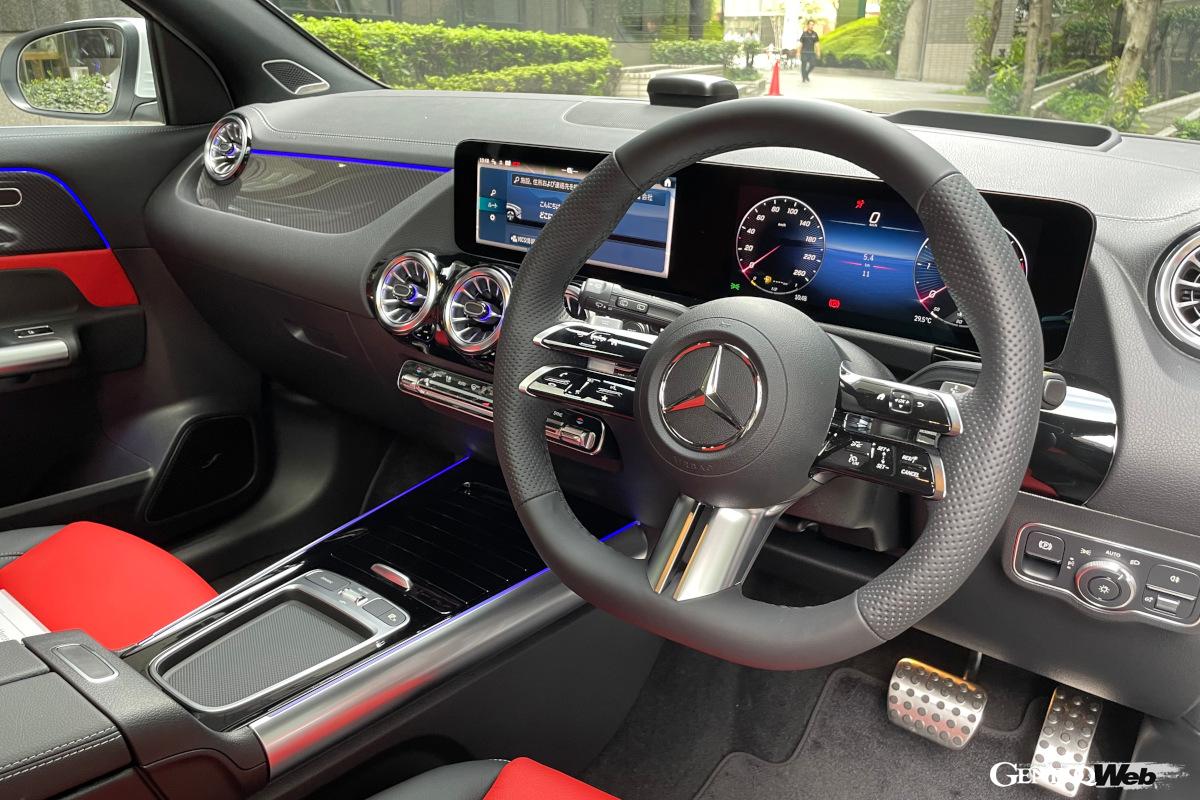 インテリアは、リムに静電容量式センサーを備えたパッドが配置された、新世代ステアリングホイールを採用。また、センターコンソールに配置されていたタッチパッドを廃止し、すっきりとしたインテリアデザインを実現している。