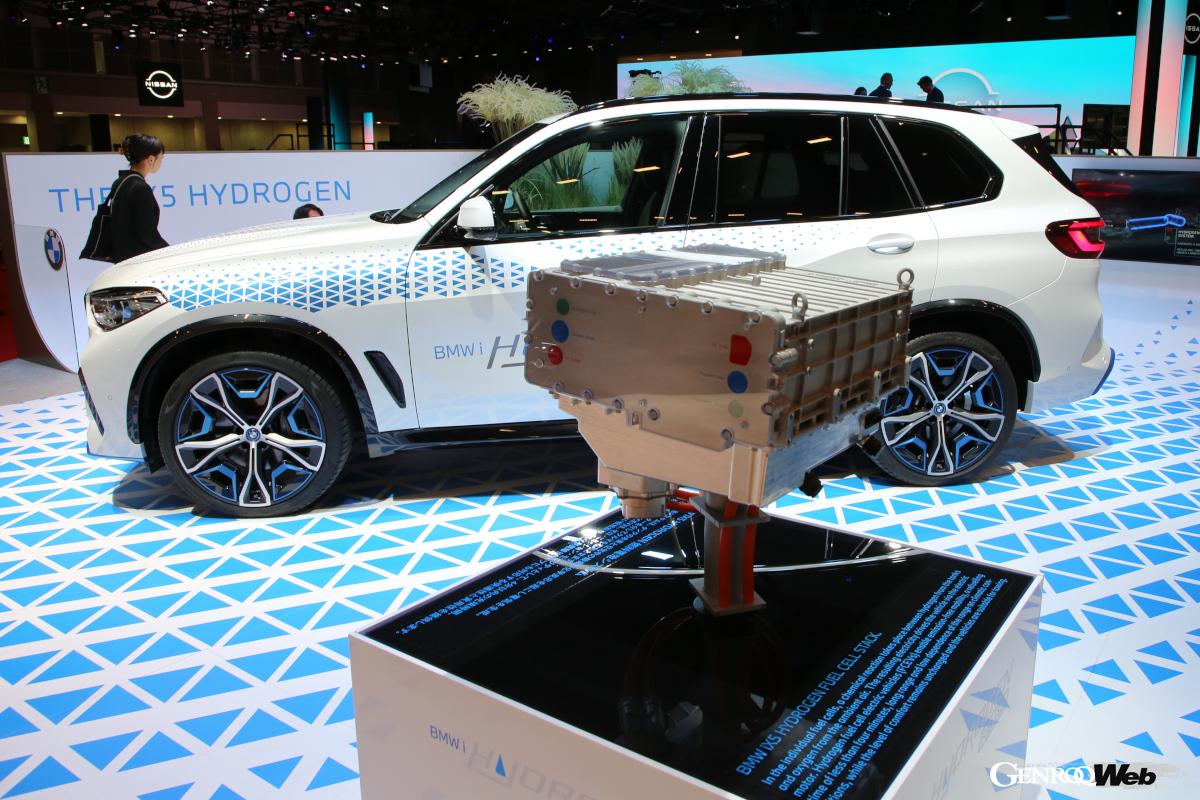 水素燃料電池車（FCEV）の「iX5 ハイドロジェン」。