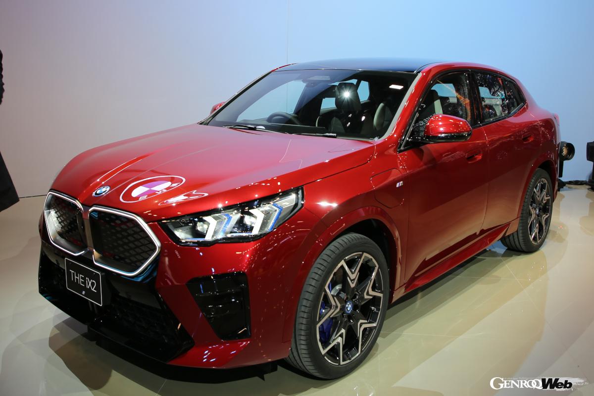 今回「X2」とフル電動「iX2」は、兄弟モデルの「X1」と明確に差別化された、大胆なエクステリアデザインを導入している。