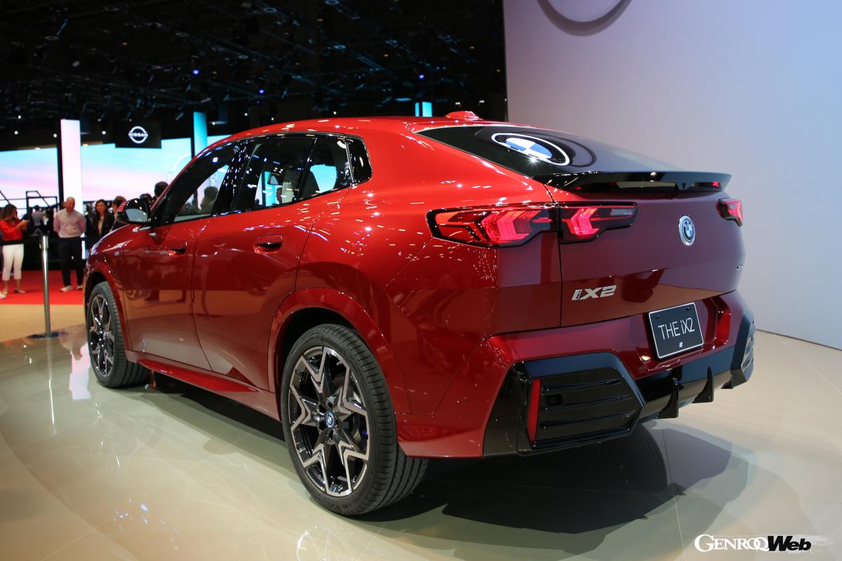 今回「X2」とフル電動「iX2」は、兄弟モデルの「X1」と明確に差別化された、大胆なエクステリアデザインを導入している。