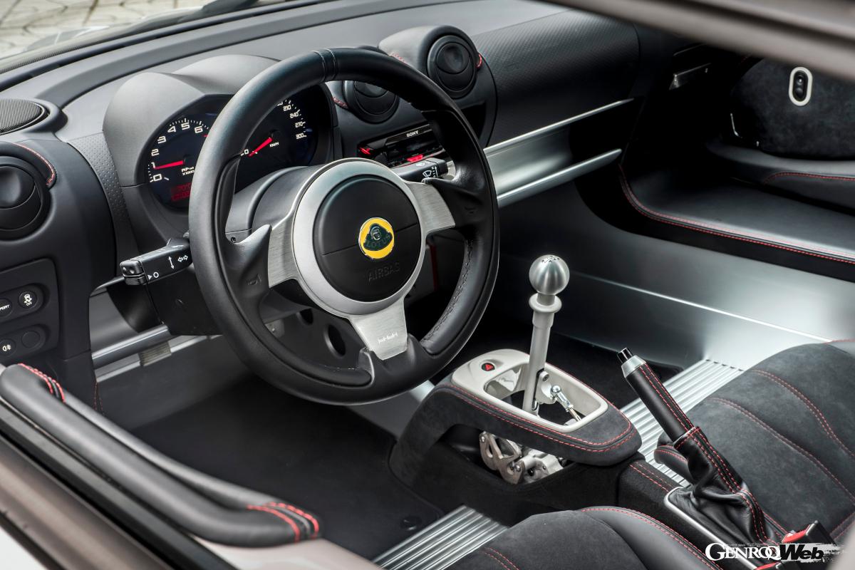 簡素なインテリアとスポーツ走行に特化した、狭い車内に収まるバケットシートこそエリーゼらしい。