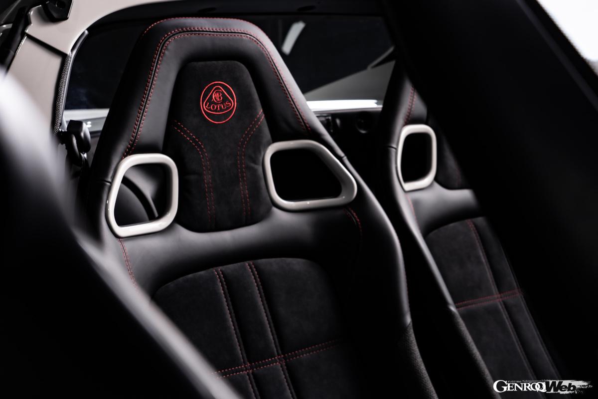 簡素なインテリアとスポーツ走行に特化した、狭い車内に収まるバケットシートこそエリーゼらしい。