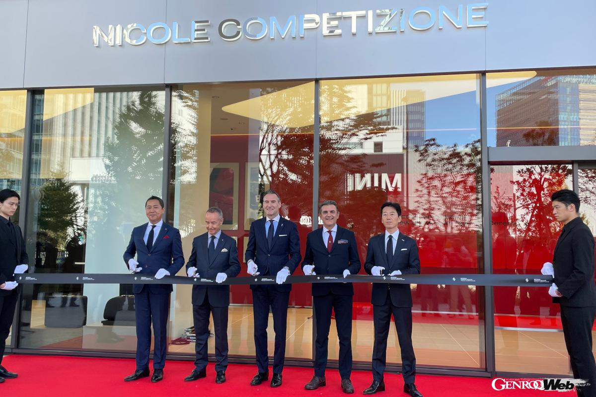 グランドオープンのテープカット。左からNicole Competizioneの北川隆三ゼネラル・マネジャー。Nicole CompetizioneのC.H.ニコ・ローレケ会長。Nicole Competizioneのミヒャエル ヴィット代表取締役社長。フェラーリ・ジャパンのドナート・ロマニエッロ代表取締役社長。Nicole Cars営業本部の稲本明宏シニア ゼネラル マネージャー。