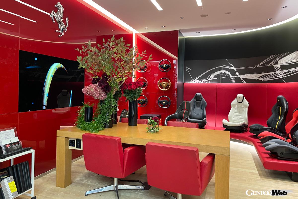 豊富なボディカラーサンプルやレザーサンプルを、手に取って検討できる「アトリエ・パネル」や、最新グラフィックテクノロジーで車両の仕様シミュレーションができる「コンサルティング・ルーム」。