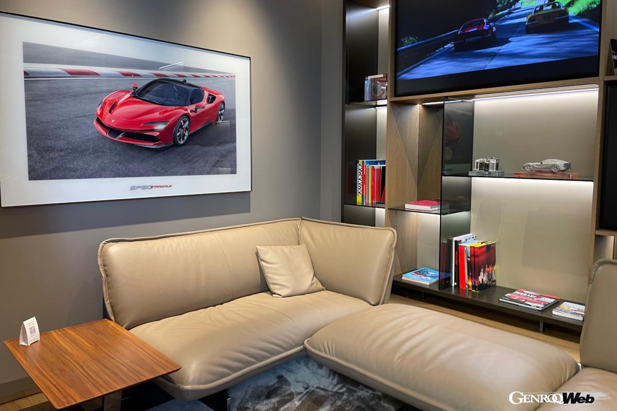 イタリア製ソファ、インテリア小物、車両の写真パネルなどを揃えた「ラウンジスペース」。待ち時間を快適に過ごせる。