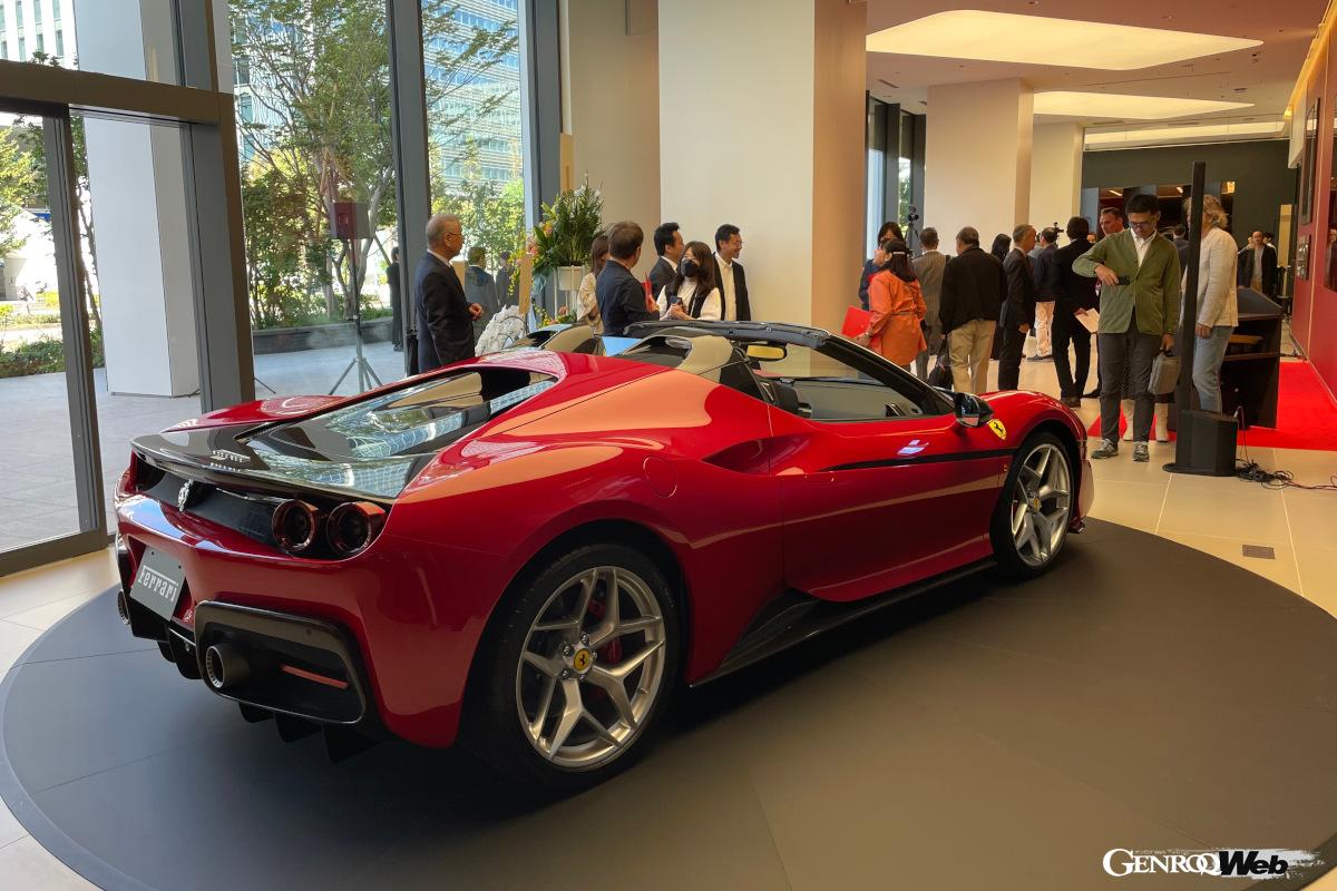 2016年にフェラーリの日本進出50周年記念10台限定という超貴重フューオフモデル「J50」がグランドオープンに花を添えた。