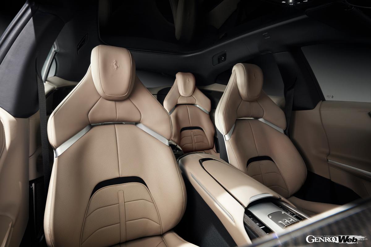 2人分が用意される後席はフロント同様ホールド性も抜群のバケットシート。