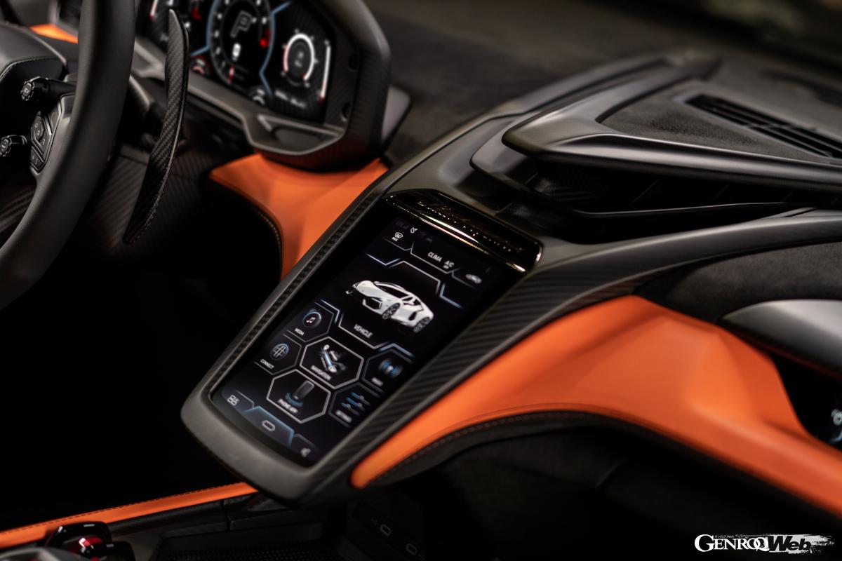 一新されたインテリア。ステアリング上にあるふたつのロータリースイッチで、ドライブモードとハイブリッドシステムの介入制御を調節できるという。