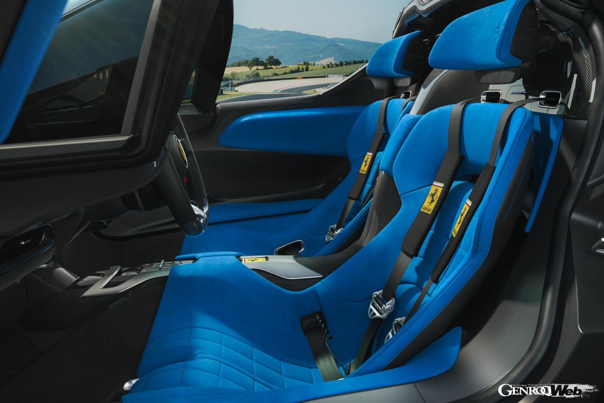 フロントフェンダー上に配置されたサイドミラーが、往年のレーシングカーを彷彿させる。軽量なカーボン製の着脱式ハードトップは重量わずか8kg。