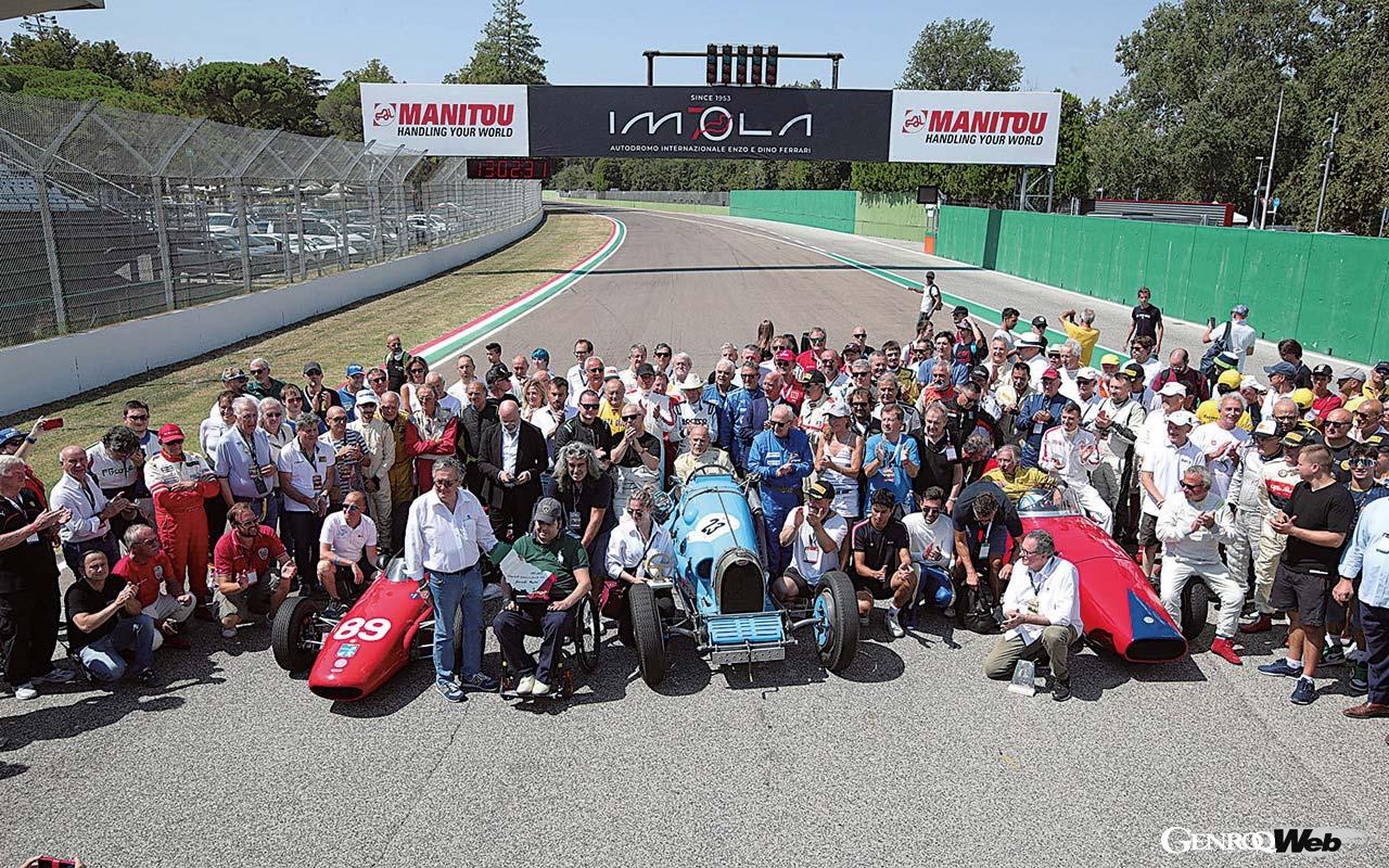 ミナルディ・ファミリーを囲んだ記念撮影。かつてこのチームがF1で活躍していた時のように、ジャンカルロ・ミナルディ自身の魅力と人柄がこのイベントを支え、原動力になっている。