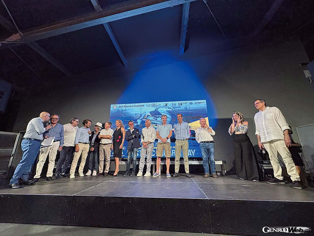 金曜の前夜祭から会場は大盛り上がり。スタードライバーも壇上に上がり、ラフな雰囲気で頼んでいた。