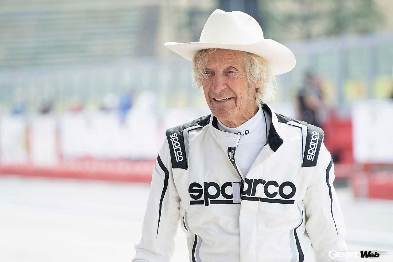 御年80歳のアルトゥリオ・メルザリオ（右）も元気な姿をみせていた。