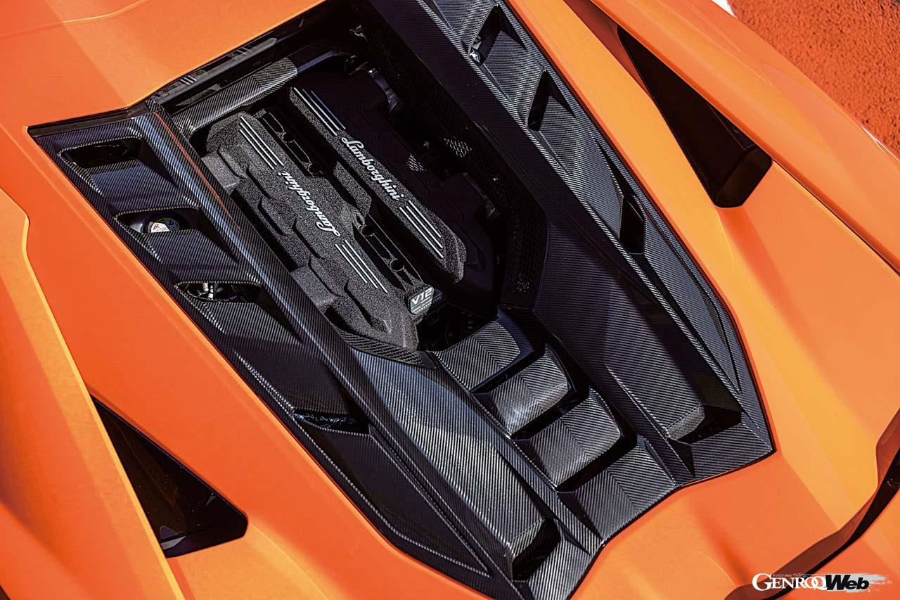 従来と180度向きを変えたV12気筒。エンジンを覆うガラスなどはなく、ヘッド部分は剥き出しだが耐候性は問題ないという。