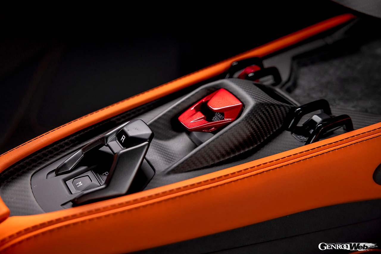 新デザインのインテリアはスペースも広くなり、パッセンジャーモニターも備わる。カバー付きエンジンスイッチやレバー式のリバースギヤなどは従来から受け継がれているが、パワーウインドウのスイッチはドア側に移った。