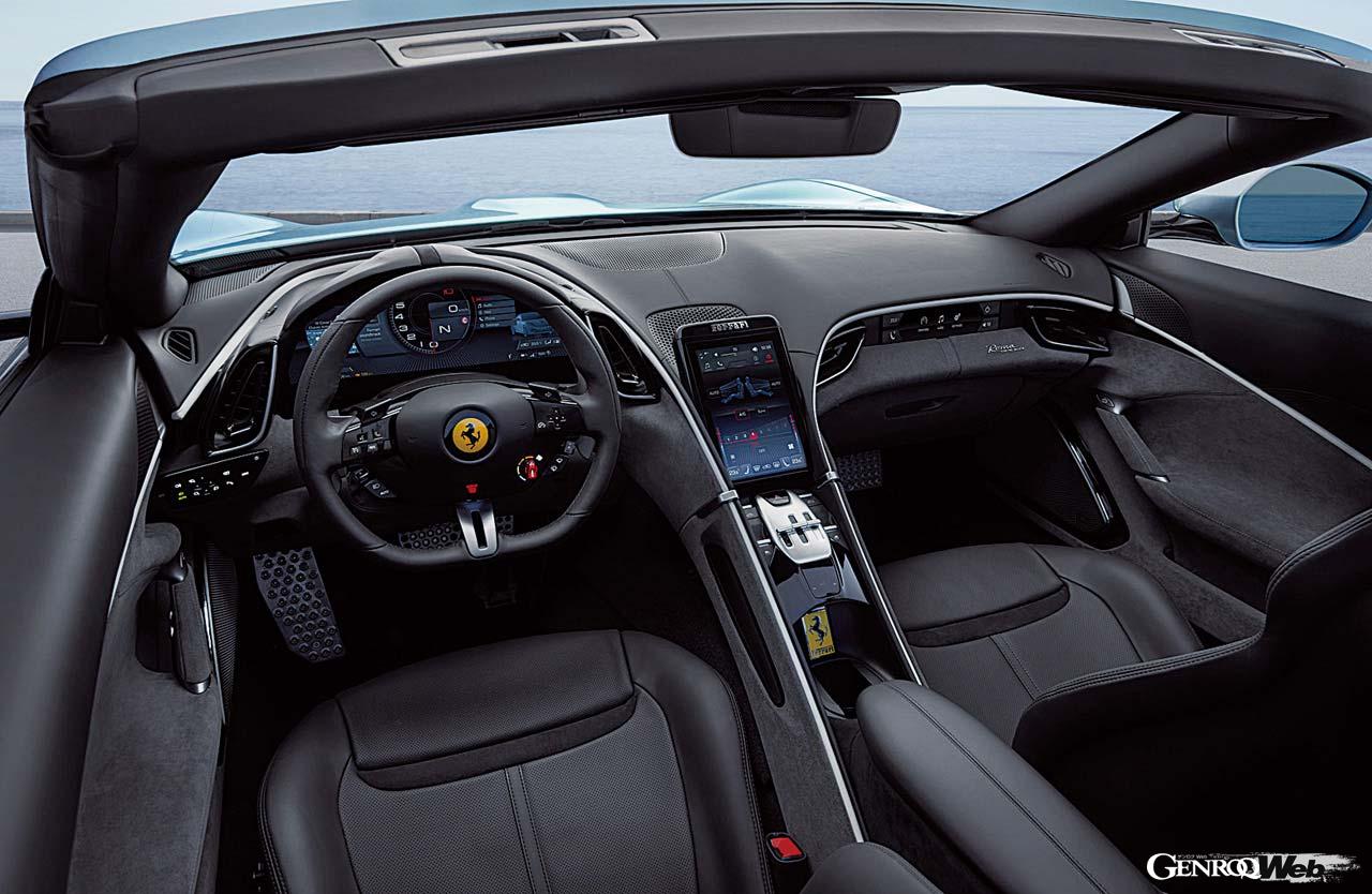 優雅な曲線でドライバーとパッセンジャーを分けたインテリアはクーペと共通。ステアリングのスイッチには新たに窪みがつけられて、ブラインドタッチがやりやすくなった。