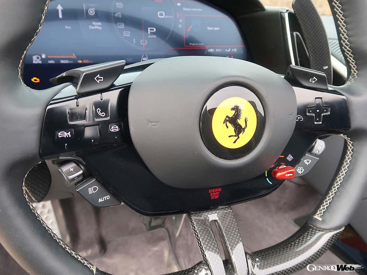 優雅な曲線でドライバーとパッセンジャーを分けたインテリアはクーペと共通。ステアリングのスイッチには新たに窪みがつけられて、ブラインドタッチがやりやすくなった。