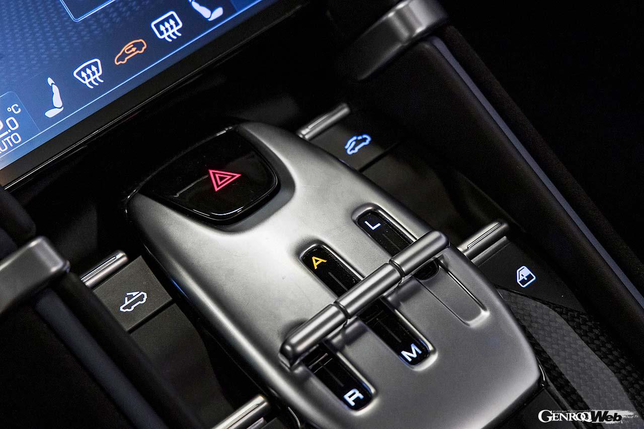 シフトスイッチの上に設置されたルーフ開閉スイッチ（左）。右側はウインドディフレクター展開のスイッチだ。