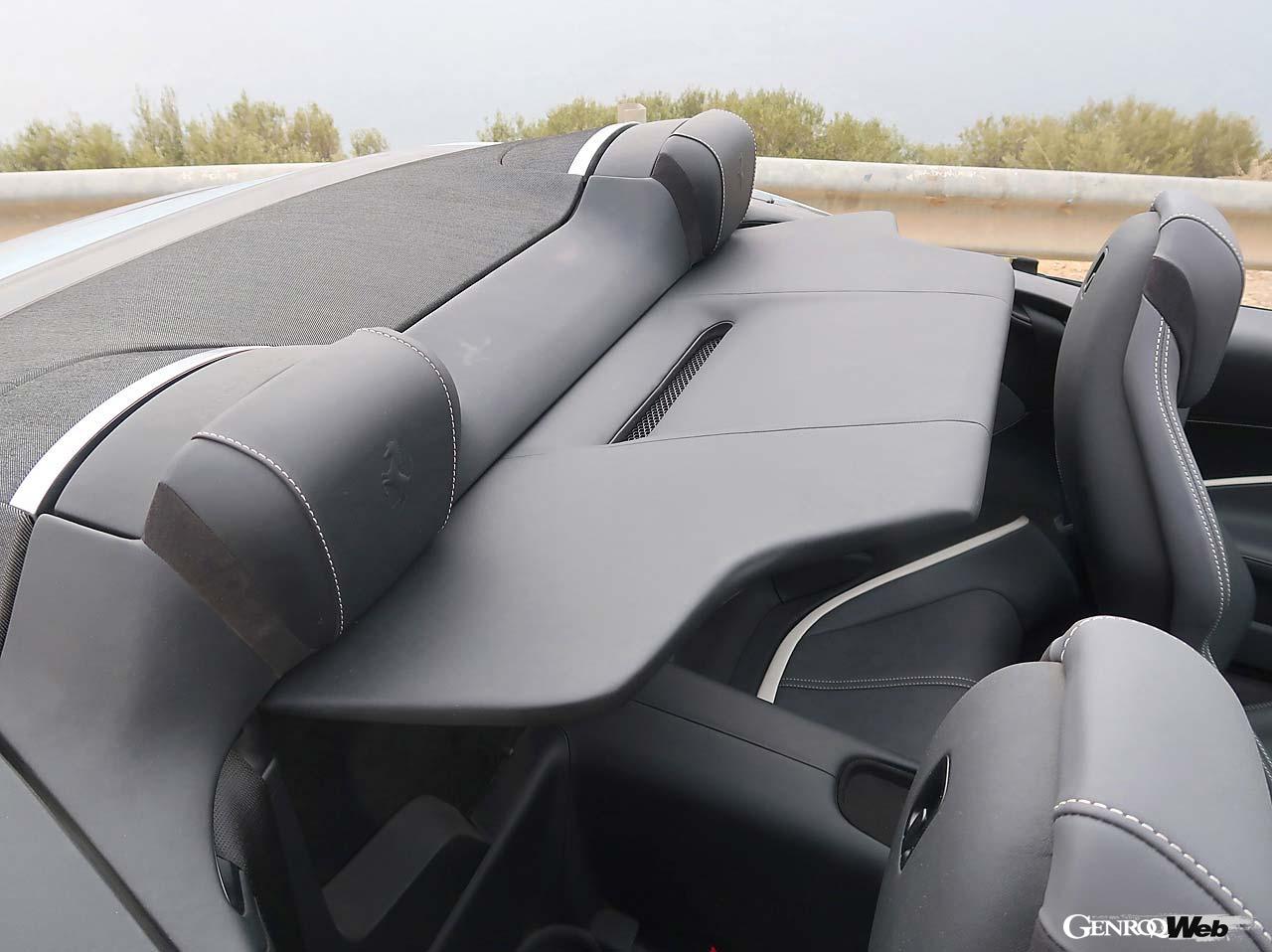 リヤシート背もたれに内蔵されたウインドディフレクター。その効果は絶大で、100km/hオーバーでもオープンのままで走ることができる。