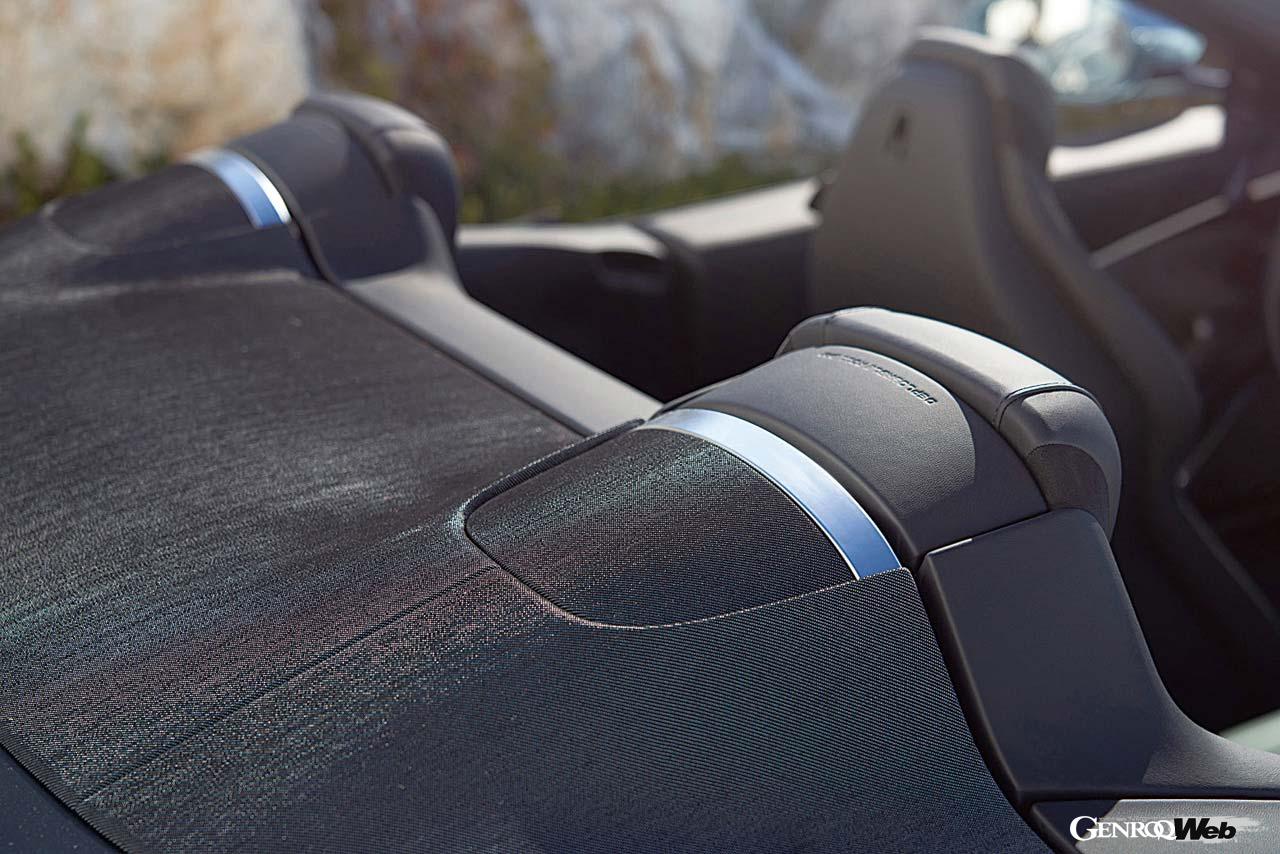 トノカバーの表面にもソフトトップと同じ生地が張られており、エレガントな雰囲気を漂わせる。