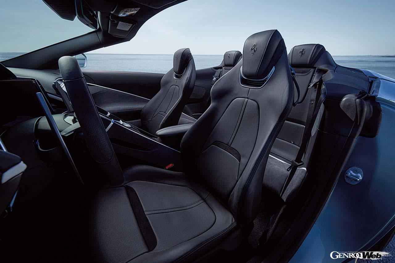 4人乗ることができるが、さすがにリヤシートは大人には厳しい。