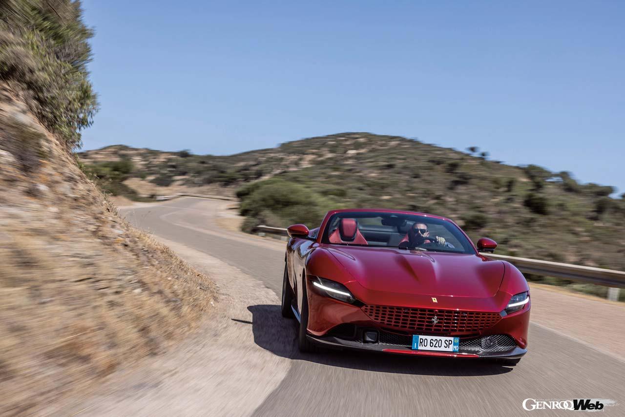 クローズドでもルーフからリヤへの流れるようなラインはクーペに劣らない。リヤデッキにはスパイダー独自のダイナミックなプレスラインが入る。