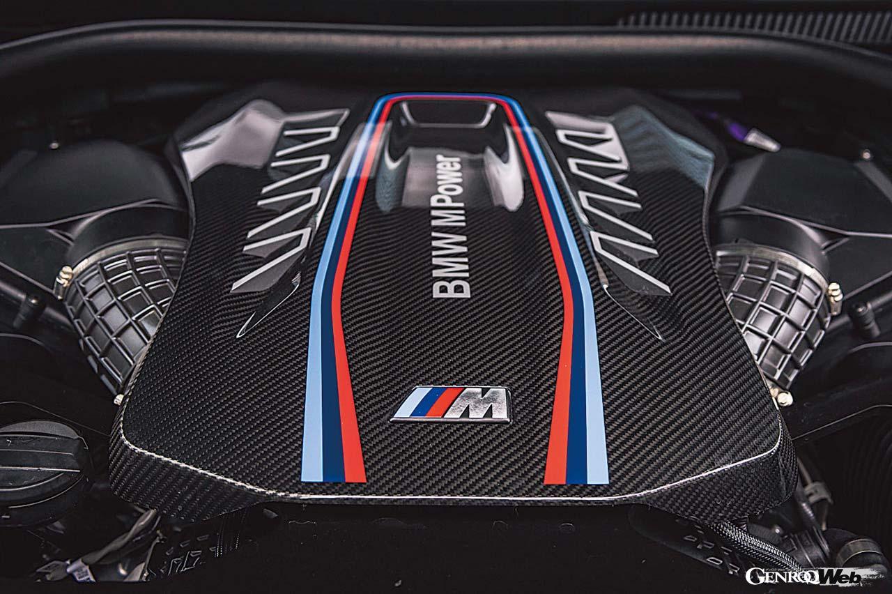 搭載される4.4リッターV8ツインターボエンジンのアウトプットに変更はないが、新たに48Vマイルドハイブリッドシステムを採用した。装着タイヤはミシュラン・パイロットスポーツ4Sだ。