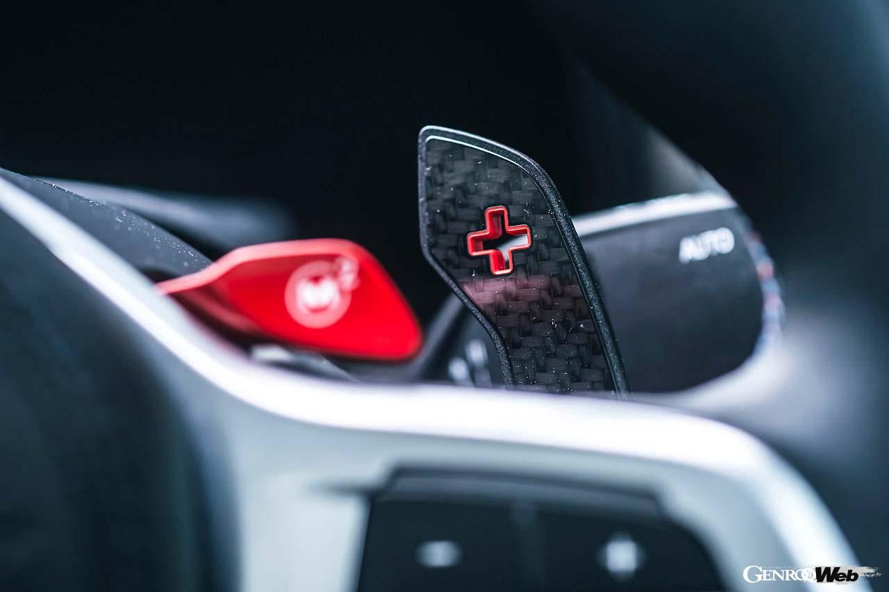 Mレザーステアリングは新設計のカーボン製シフトパドルを備える。手触りの良い感触は病みつきになる。