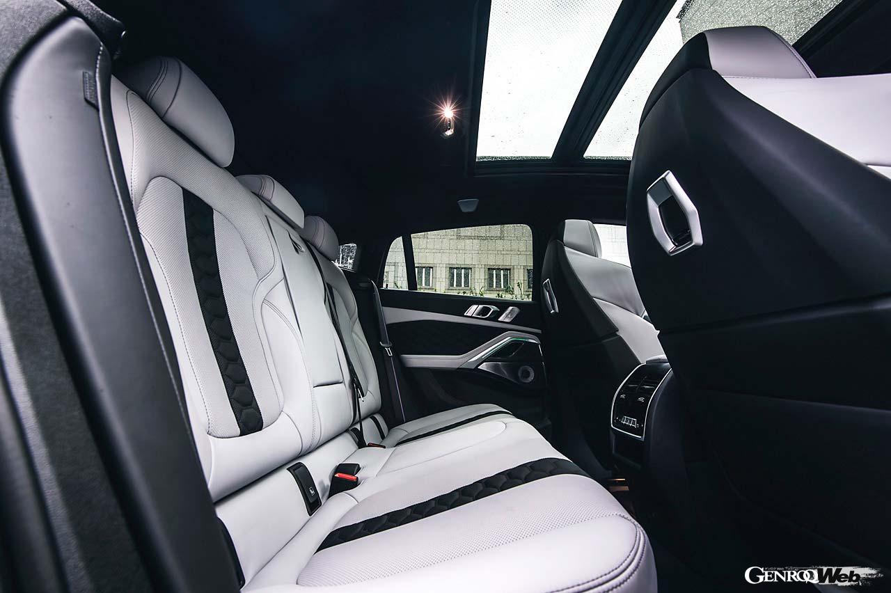 大型カーブドディスプレイは視認性も良好。車速やエンジン回転数などの情報を表示するM専用ヘッドアップディスプレイを採用する。