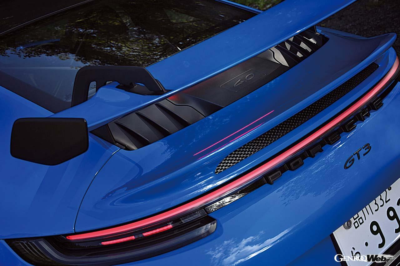 レッドゾーンは9000rpmからとこちらも高回転型の4.0リッター水平対向6気筒エンジンを搭載する。最高出力510PS、最大トルク470Nmを発生する。装着タイヤはグッドイヤー・イーグルF1となる。