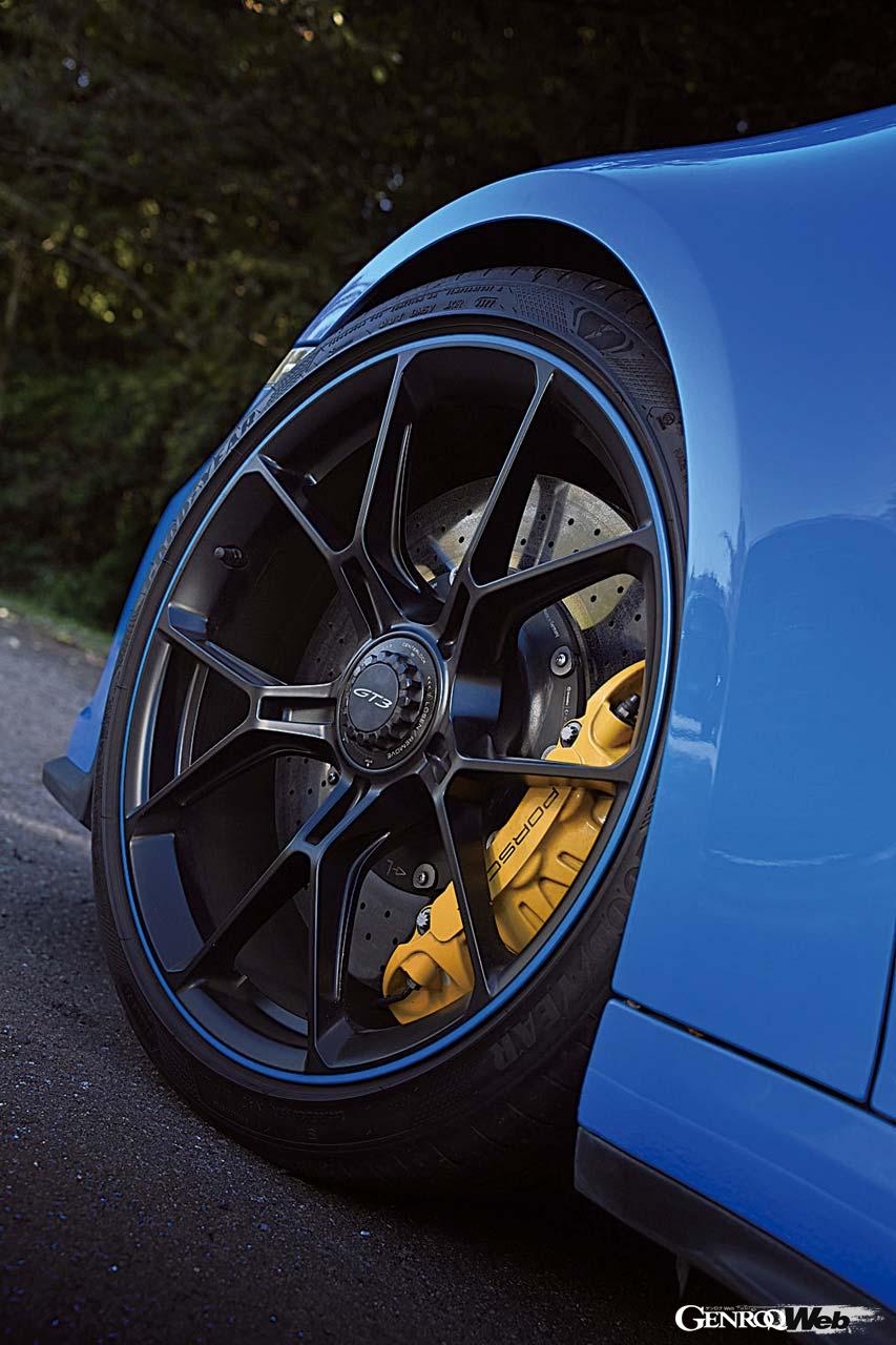 レッドゾーンは9000rpmからとこちらも高回転型の4.0リッター水平対向6気筒エンジンを搭載する。最高出力510PS、最大トルク470Nmを発生する。装着タイヤはグッドイヤー・イーグルF1となる。