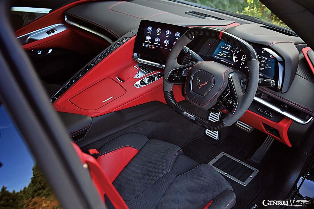 赤と黒の2トーンカラーが非常にスポーティ。カーボンとアルカンターラを組み合わせた変形ステアリングを採用する。コンペティションバケットシートは座り心地も良い。