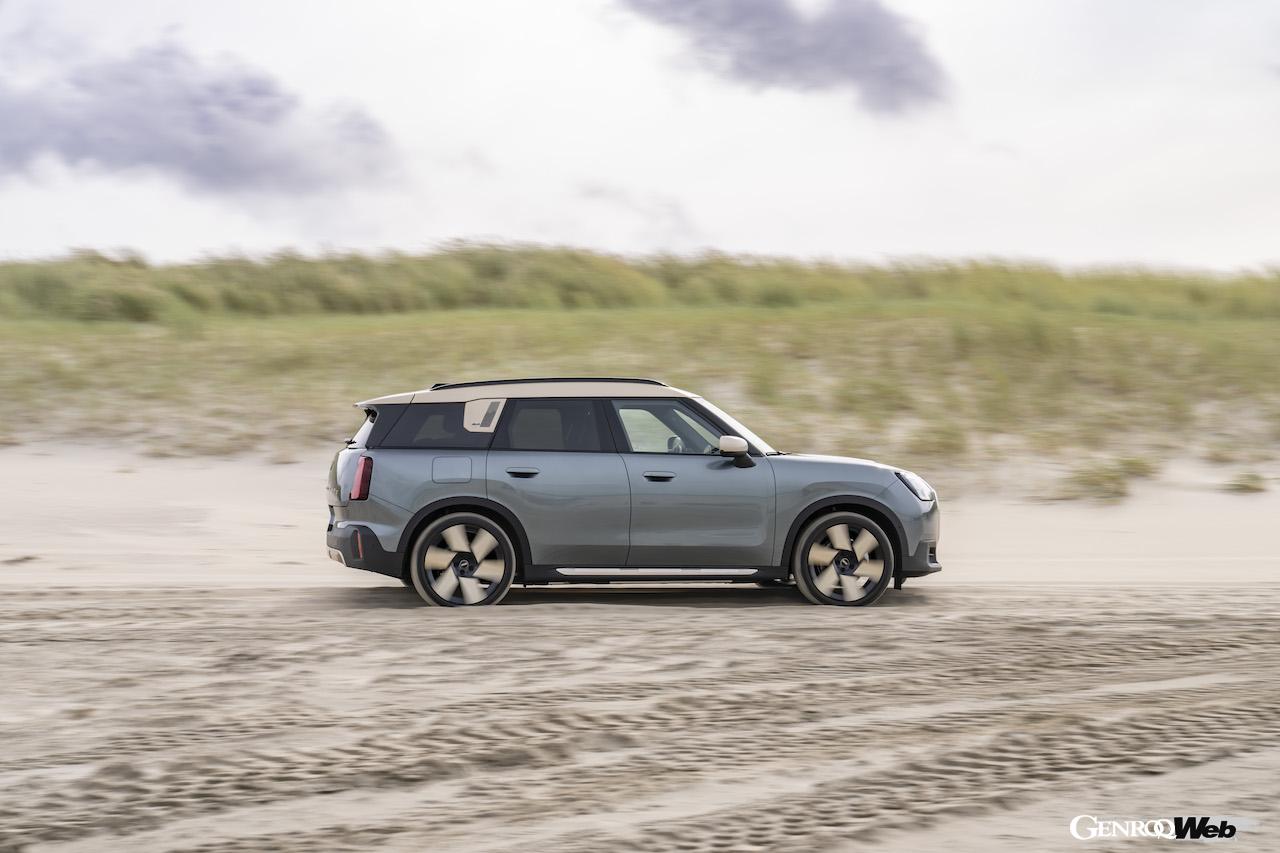 新型「MINI カントリーマン SE ALL4」の走行シーン。