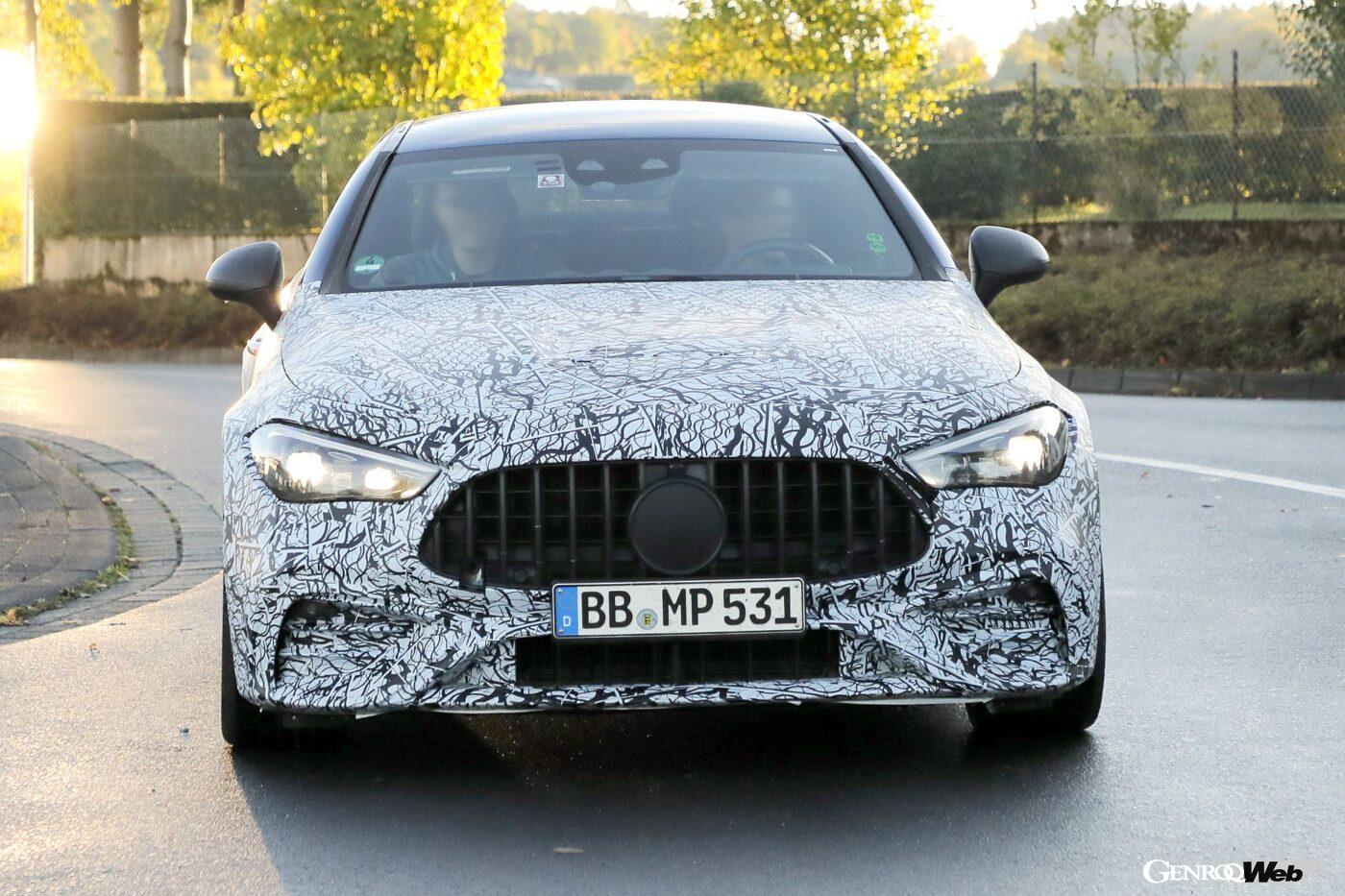 ブラックアウトされたパナメリカーナグリルがAMGらしい迫力を醸し出している。