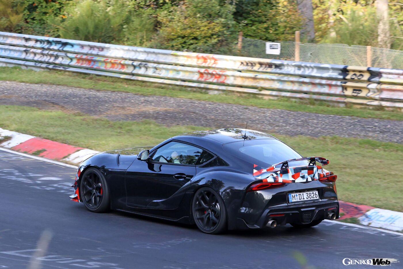 リヤウイングは角度調整が可能な本格的なもののようだ。