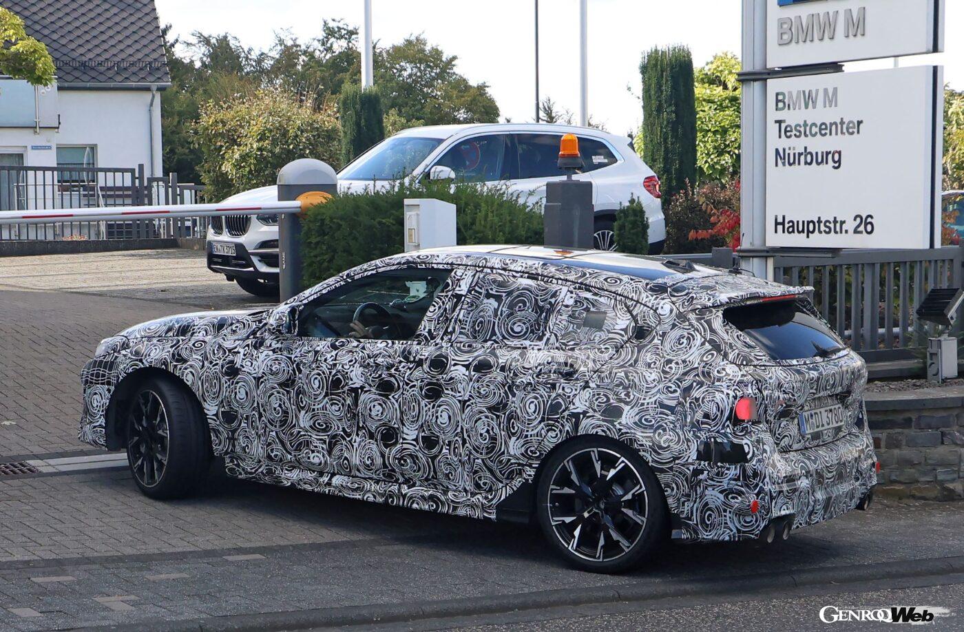 インテリアの詳細は不明だが、BMWカーブドディスプレイの採用などアップデートが施される可能性もある。