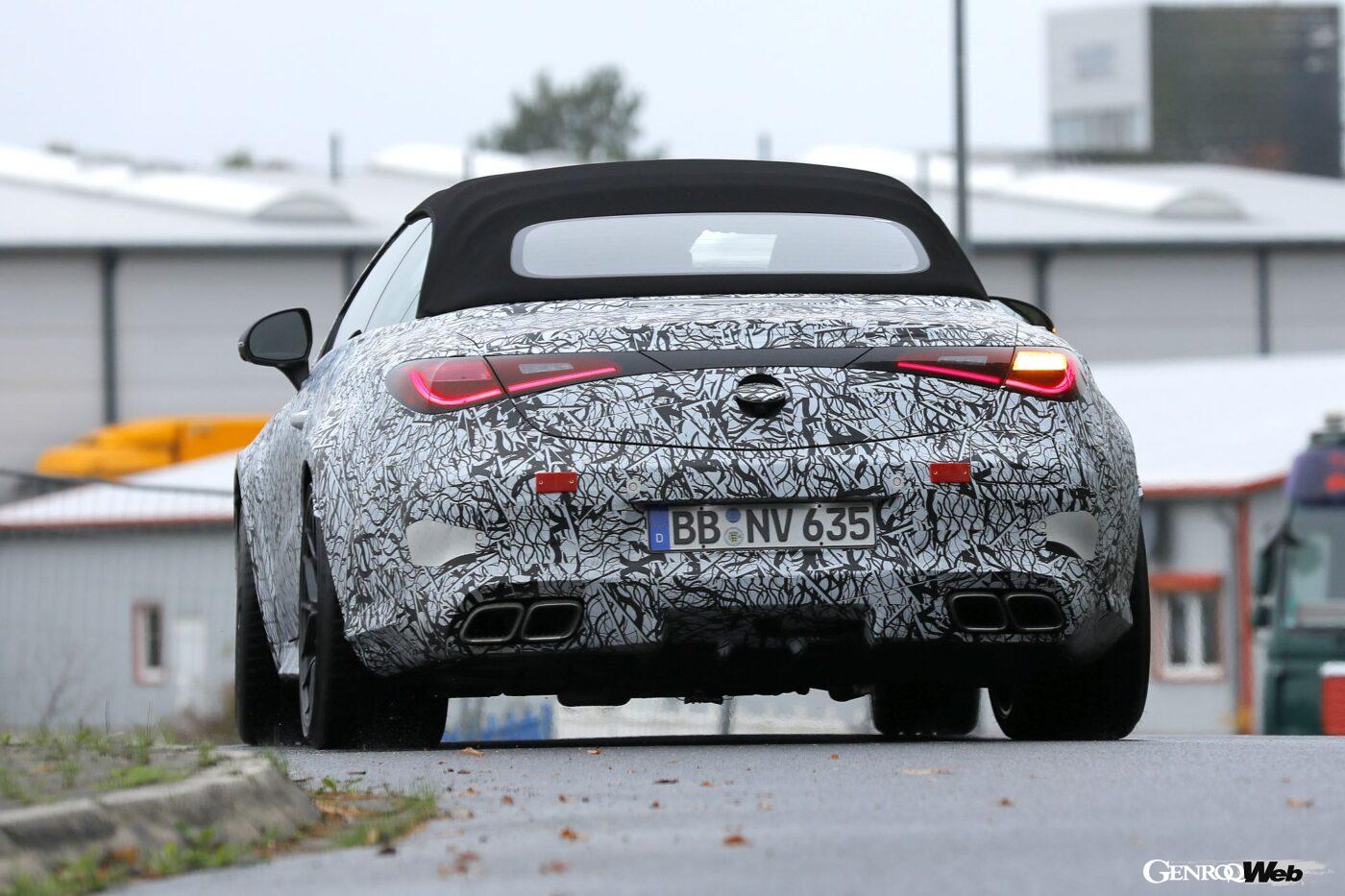 写真をよく見ると、リアバンパーの右端に四角形の切り込みが見える。PHEVの充電ポートだろう。