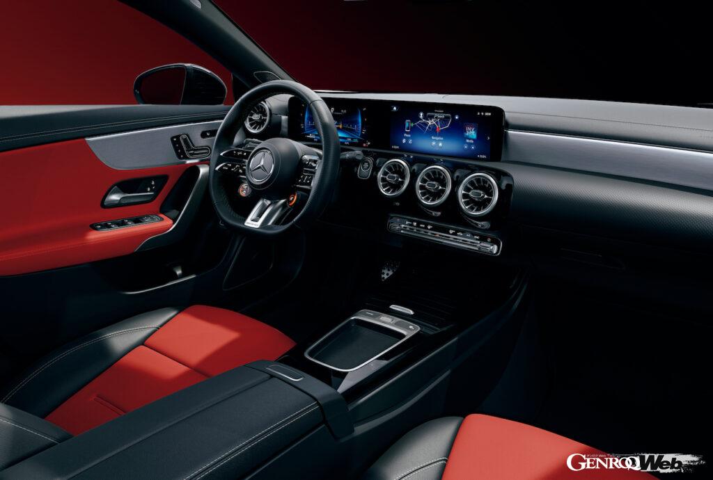 コクピットには、静電容量式センサーを備えた、新世代のAMGパフォーマンス・ステアリングを採用。ステアリングホイールを握っていることが自動検知される。