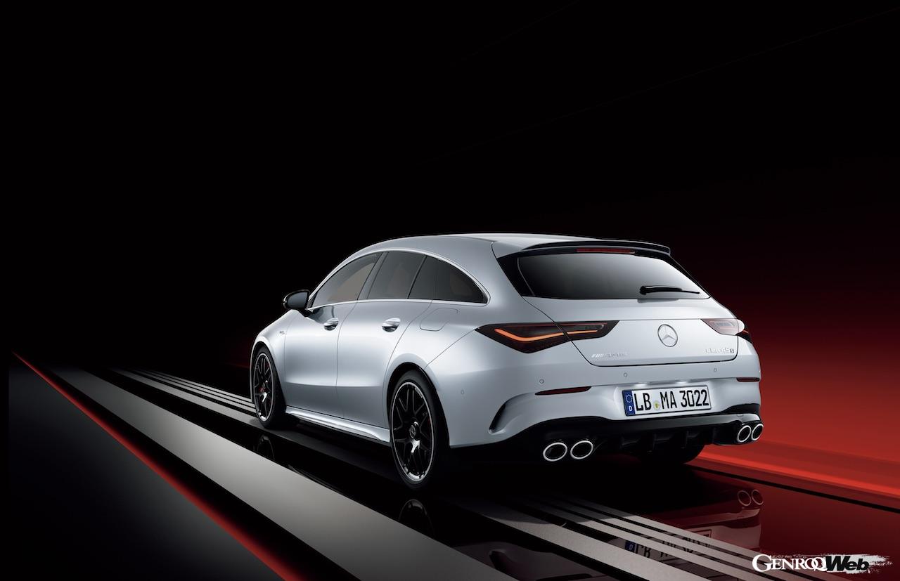 エクステリアは、よりシャープな印象を持つヘッドライト＆テールライトのデザインを採用。新デザインの「AMG」ボンネットエンブレムも導入されている。