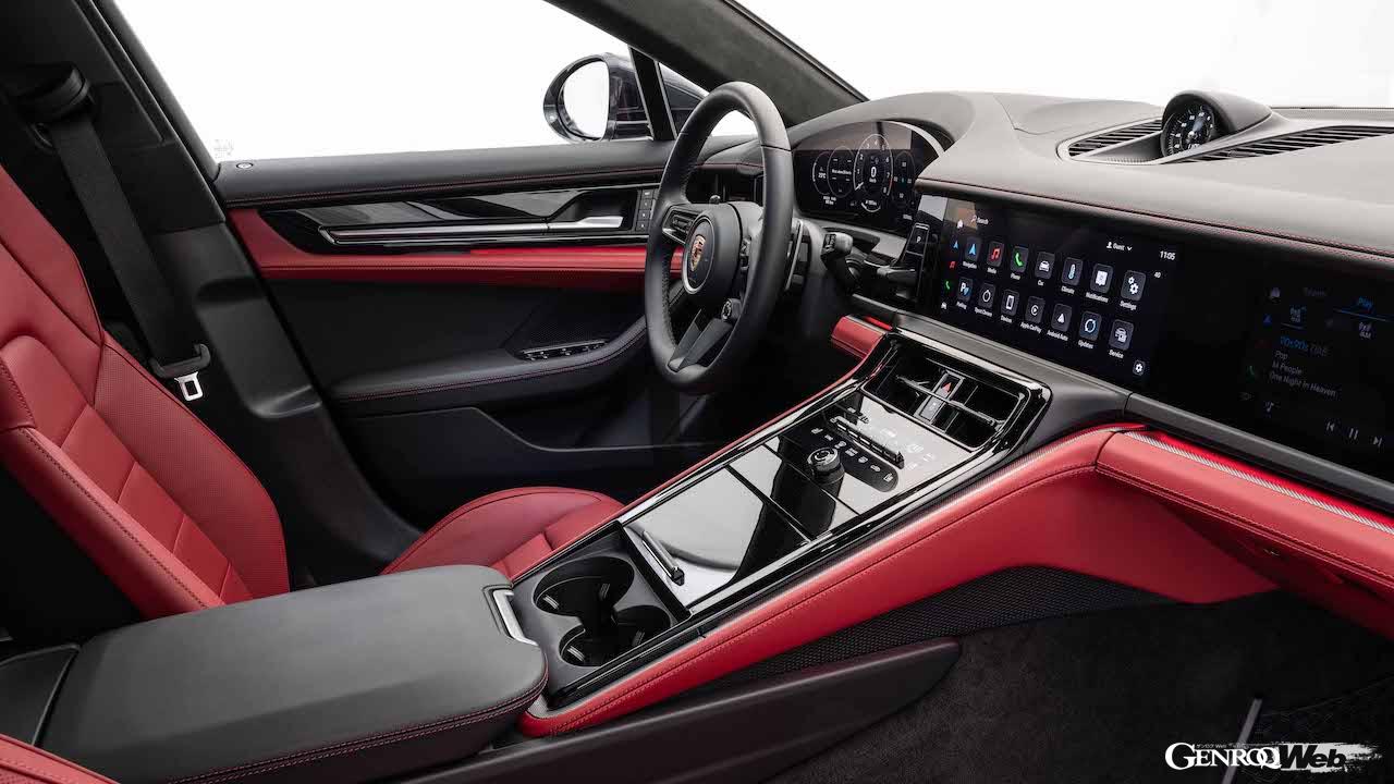 ポルシェは11月24日の正式発表を前に、新型「ポルシェ パナメーラ」のインテリアを先行公開した。