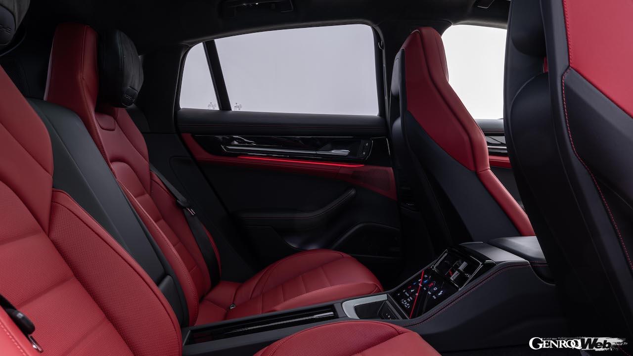 ポルシェは11月24日の正式発表を前に、新型「ポルシェ パナメーラ」のインテリアを先行公開した。