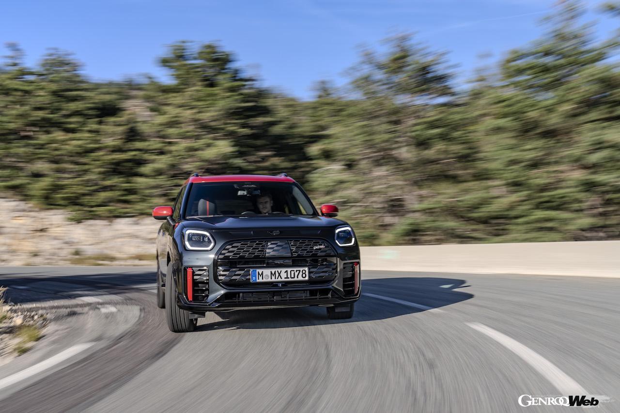 ハイパフォーマンス仕様「MINI ジョン クーパー ワークス カントリーマン」の走行シーン。