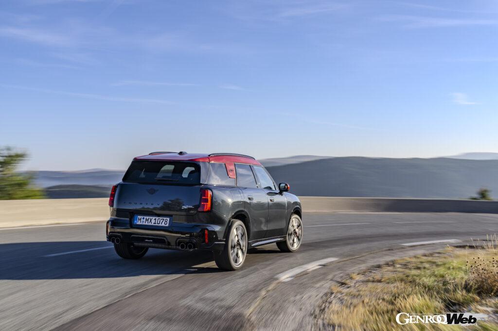 ハイパフォーマンス仕様「MINI ジョン クーパー ワークス カントリーマン」の走行シーン。