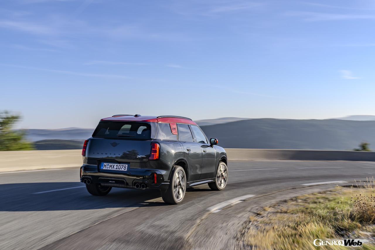 ハイパフォーマンス仕様「MINI ジョン クーパー ワークス カントリーマン」の走行シーン。