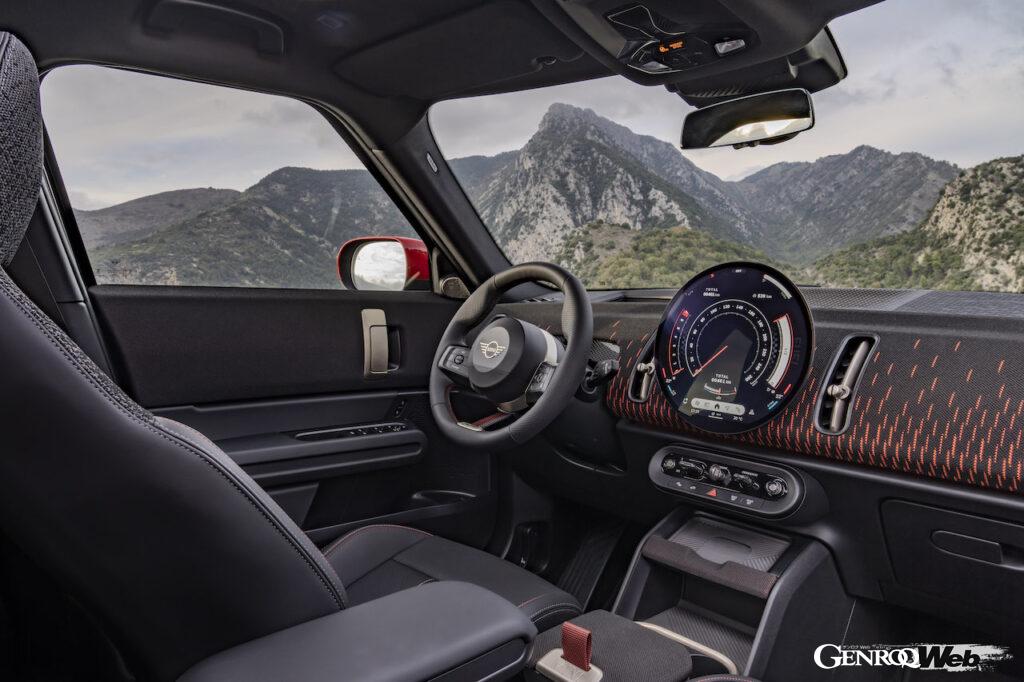 ハイパフォーマンス仕様「MINI ジョン クーパー ワークス カントリーマン」のインテリア。