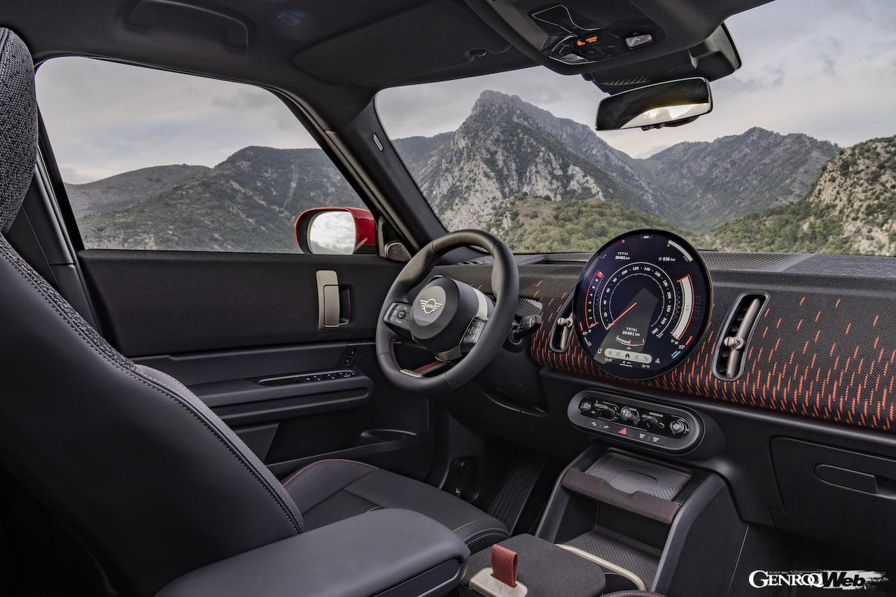 ハイパフォーマンス仕様「MINI ジョン クーパー ワークス カントリーマン」のインテリア。