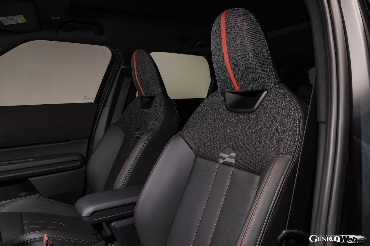 ハイパフォーマンス仕様「MINI ジョン クーパー ワークス カントリーマン」のインテリア。