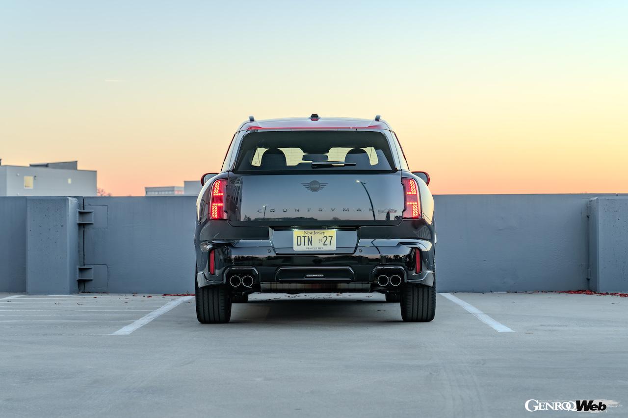 ハイパフォーマンス仕様「MINI ジョン クーパー ワークス カントリーマン」のエクステリア。